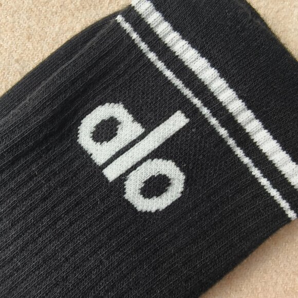 🧢Alo Yoga Socks 2 Pairs - Picture 3 of 3